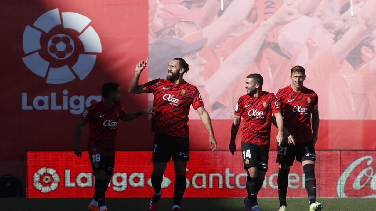 Penyerang Mallorca Vedat Muriqi (kedua dari kiri) merayakan gol bunuh diri Nacho ke gawang Real Madrid pada pertandingan Liga Spanyol yang dimainkan di Stadion Iberostar, Palma de Mallorca, Minggu (5/2/2023). (ANTARA/AFP/JAIME REINA)