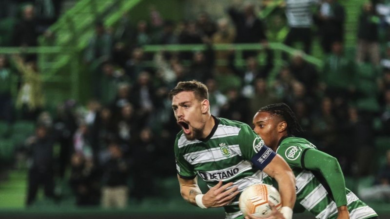 Bek Sporting Lisbon Sebastian Coates merayakan gol yang dicetaknya ke gawang Midtjylland, pada pertandingan leg pertama putaran playoff Liga Europa yang dimainkan di Stadion Jose Alvalade, Lisbon, Jumat (17/2/2023). (ANTARA/AFP/CARLOS COSTA)