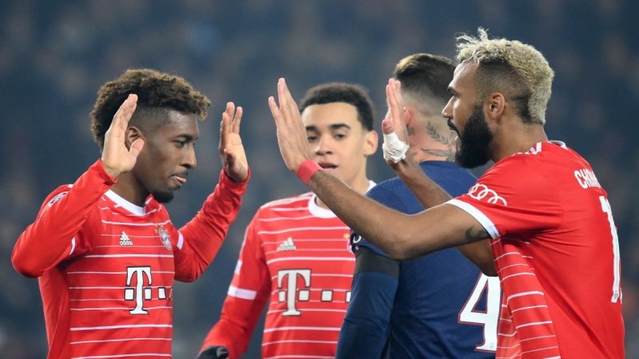 Ekspresi penyerang Bayern Munich Kingsley Coman (kiri) setelah mencetak gol ke gawang bekas timnya PSG, pada pertandingan leg pertama 16 besar Liga Champions yang dimainkan di Stadion Parc des Princes, Paris, Rabu (15/2/2023). ANTARA/AFP/Franck Fife.