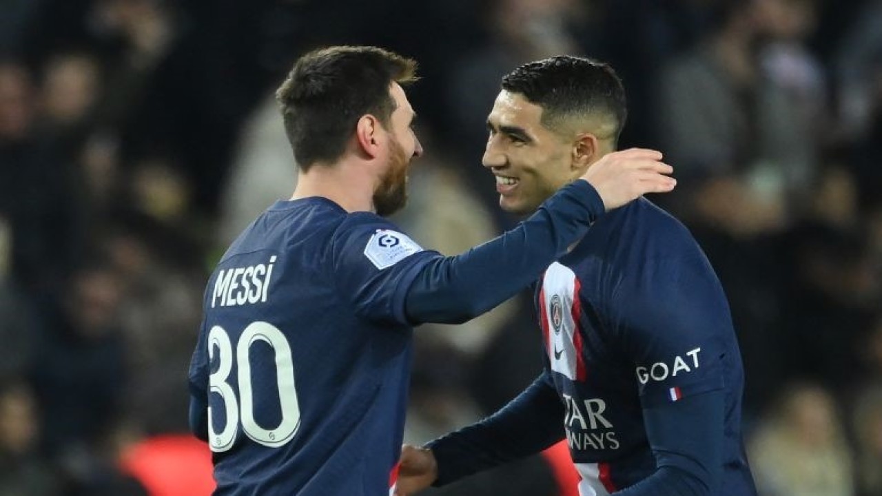 Lionel Messi (kiri) melakukan selebrasi dengan Achraf Hakimi setelah mencetak gol kedua PSG dalam pertandingan Liga Prancis lawan Toulouse di Parc des Princes pada 5 Februari 2023. ANTARA/AFP/FRANCK FIFE