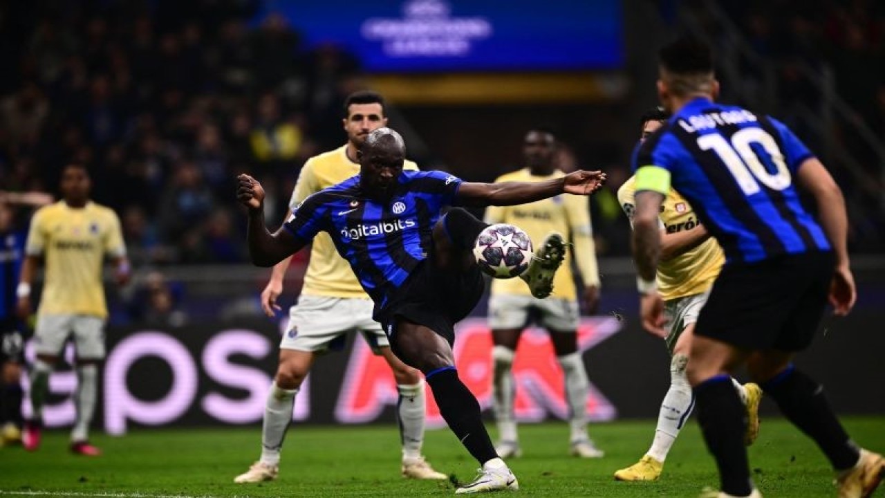 Penyerang Inter Milan Romelu Lukaku melepaskan tembakan untuk mencetak gol semata wayang pada pertandingan leg pertama 16 besar Liga Champions melawan FC Porto, yang dimainkan di Stadion Giuseppe Meazza, Milan, Rabu (22/2/2023). (ANTARA/AFP/Marco BERTORELLO)