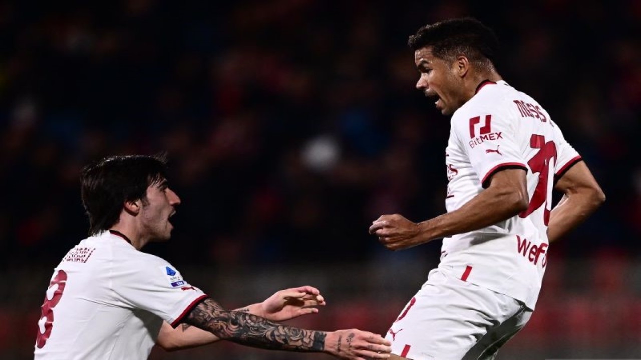 Penyerang AC Milan Junior Messias (kanan) merayakan gol yang dicetaknya bersama gelandang Sandro Tonali, pada pertandingan Liga Italia melawan Monza yang dimainkan di Stadion Brianteo, Monza, Minggu (19/2/2023) dini hari WIB. (ANTARA/AFP/MARCO BERTORELLO)