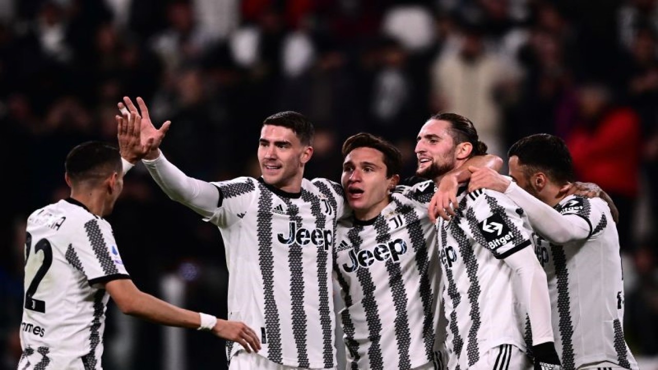 Para pemain Juventus yakni Adrien Rabiot (kedua dari kanan), Angel Di Maria (kiri), Dusan Vlahovic (kedua dari kanan), dan Federico Chiesa (tengah), merayakan gol yang dibukukan Rabiot pada pertandingan Liga Italia yang dimainkan di Stadion Juventus, Turin, Senin (13/2/2023). (ANTARA/AFP/MARCO BERTORELLO)