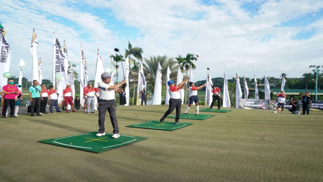 Menteri Pemuda dan Olahraga Republik Indonesia (Menpora RI) Zainudin Amali memukul bola asap untuk membuka turnamen golf di Damai Indah Golf BSD Course Tangerang, Banten, Kamis (9/2/2023). (ANTARA/HO-Kemenpora)