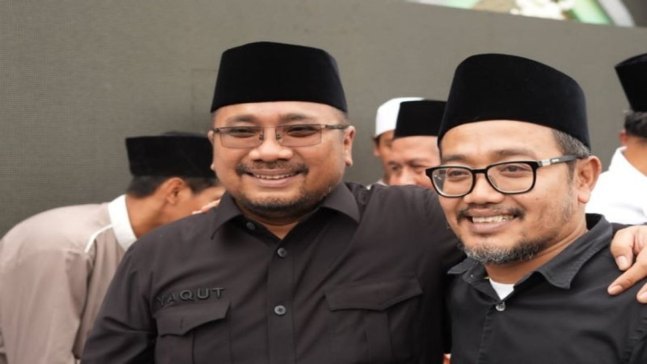 Wakil Ketua PWNU Jatim KH Abdussalam Shohib (kanan) dan Ketua Pelaksanaan Resepsi 1 Abad NU yang juga Menteri Agama RI, Yaqut Cholil Qoumas, saat meninjau kesiapan pelaksanaan acara di GOR Delta Sidoarjo. (ANTARA/HO- PWNU Jatim)