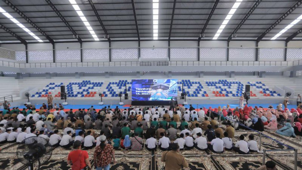 Kegiatan safari pembangunan di GOR Gondrong Cipondoh yang merupakan hasil kegiatan pekerjaan pada tahun 2022 yang menjadi aset publik masyarakat setempat dan digunakan warga untuk menunjang kegiatan berolahraga. ANTARA