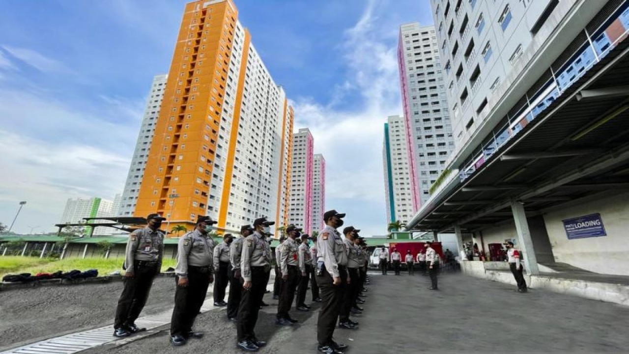Petugas keamanan Green Pramuka City di Jalan Jenderal A Yani, Jakarta Pusat, melakukan apel pagi pada Jumat (3/2/2023). (ANTARA/HO-GPC)
