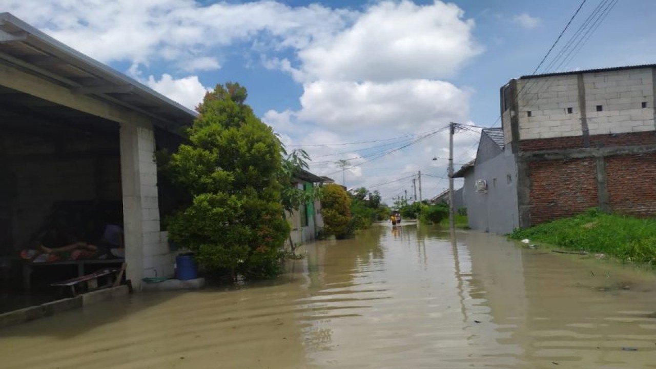 Banjir melanda Desa Bringkang, Kecamatan Menganti, Gresik akibat jebolnya Tanggul Mojosarirejo di Kecamatan Driyorejo pada Selasa (21/2) malam. (ANTARA/HO-Dian)