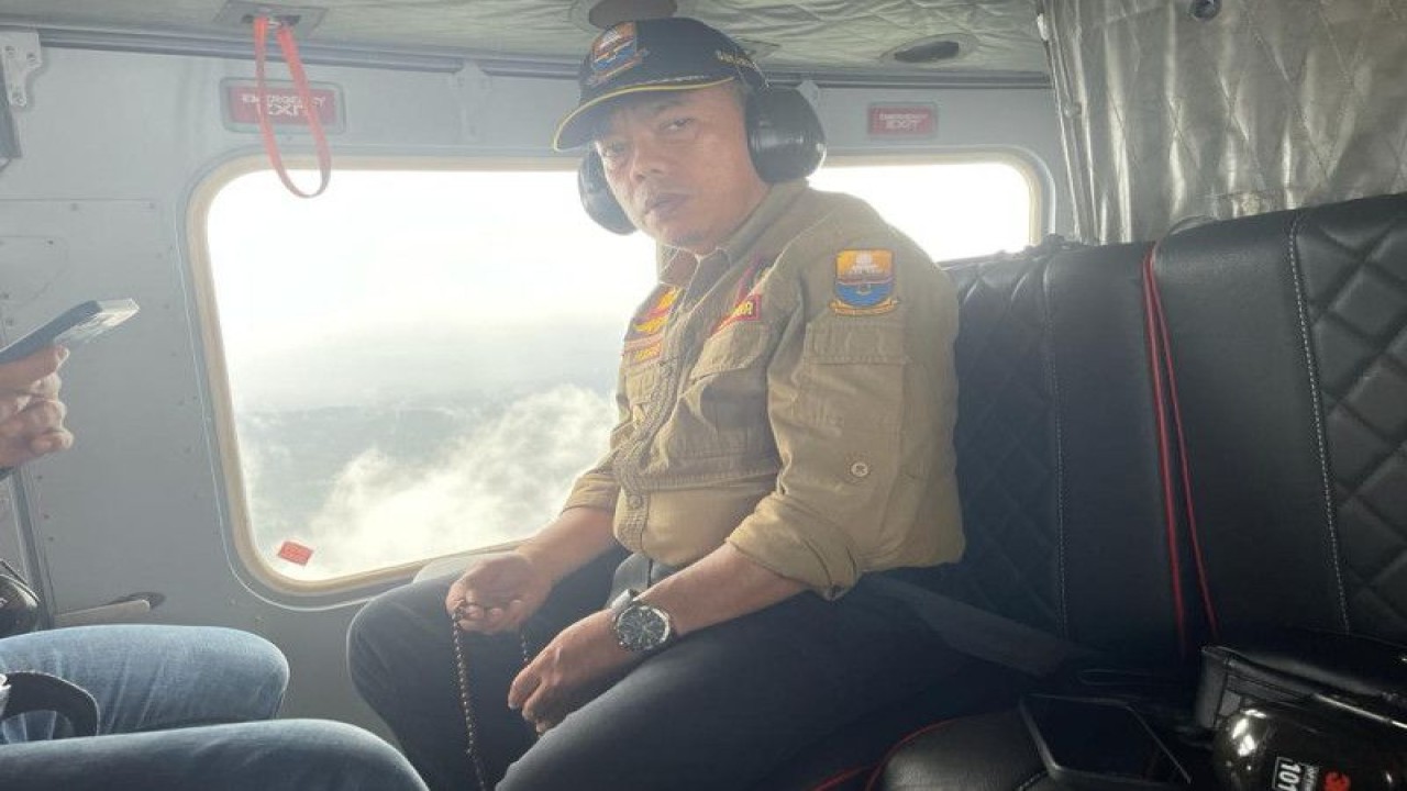 Gubernur Jambi Al Haris saat memantau evakuasi lewat helipoter pelaksanaan evakuasi kapolda Jambi di perbukitan Tamiai, Kerinci.(21/2/23).(ANTARA/HO/Humas Pemprov Jambi)