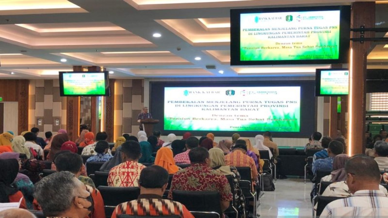 Gubernur Kalbar Sutarmidji di dampingi Dirut Bank Kalbar Rokidi dan beberapa jajaran kepala dinas memberikan doorprize uang tunai calon pensiunan ASN Kalbar. (ANTARA/Sucia Lucinda)