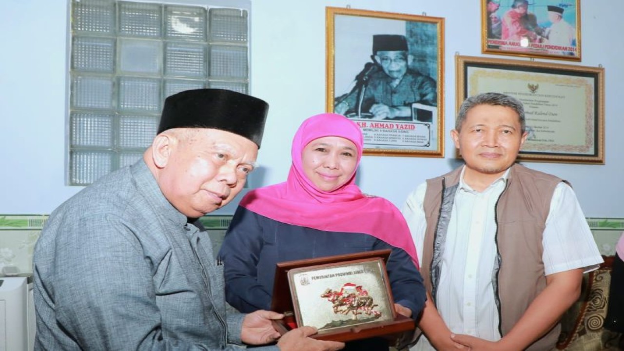 Gubernur Jatim Khofifah Indar Parawansa saat bertemu dengan tokoh perintis Kampung Inggris Muhammad Kalend Osen di Kampung Inggris, Kecamatan Pare, Kabupaten Kediri, Jawa Timur. ANTARA/ HO-Humas Pemprov Jatim