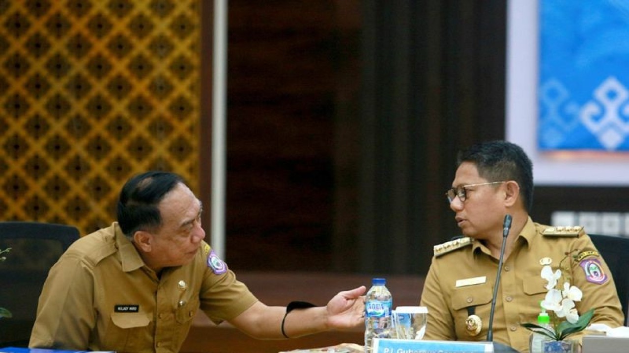 Penjabat Gubernur Gorontalo Hamka Hendra Noer (kanan) berbincang dengan Kepala Dinas Pertanian Muljadi Mario di Kota Gorontalo, Rabu (1/2/2023). ANTARA/Adiwinata Solihin
