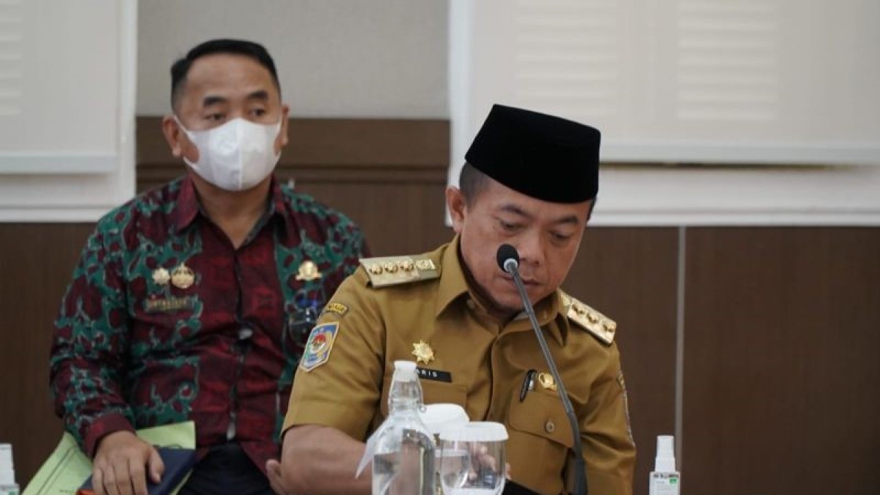 Gubernur Jambi Al Haris saat menghadiri rapat koordinat sama dua meteri terkiat permasalahan batu bara di Jambi, Rabu (15/2/23).(ANTARA/HO/Diskominfo Jambi)