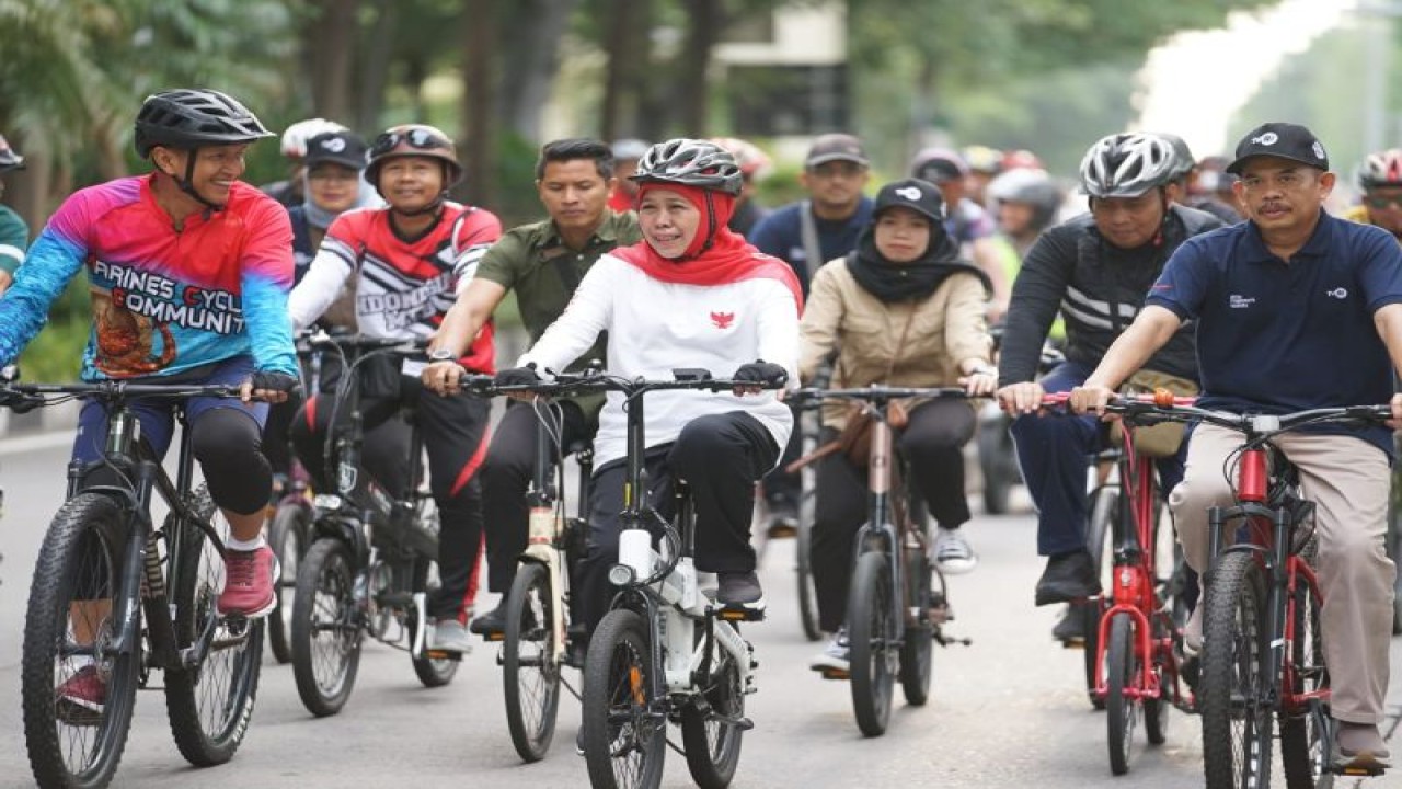 Gubernur Jatim Khofifah Indar Parawansa (tengah) bersepeda memeriahkan "Gowes Fun Bike" HUT ke-45 TVRI Jatim di Surabaya, Ahad (26/2/2023). (ANTARA/HO-Biro Adpim Jatim)