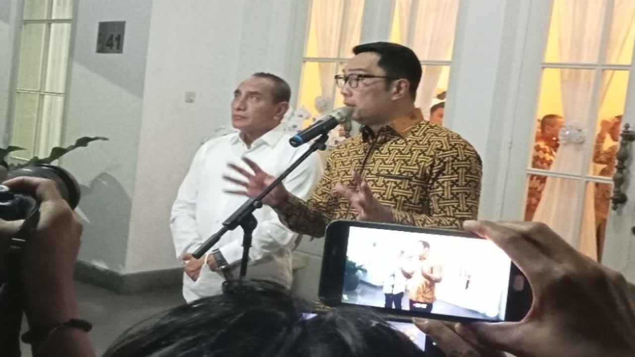 Gubernur Jawa Barat Ridwan Kamil (kanan) memberikan keterangan usai penandatanganan kerja sama Bank Jawa Barat dan Banten (BJB) dengan Bank Sumut di Medan, Selasa (31/1/2023). (ANTARA/ Said)