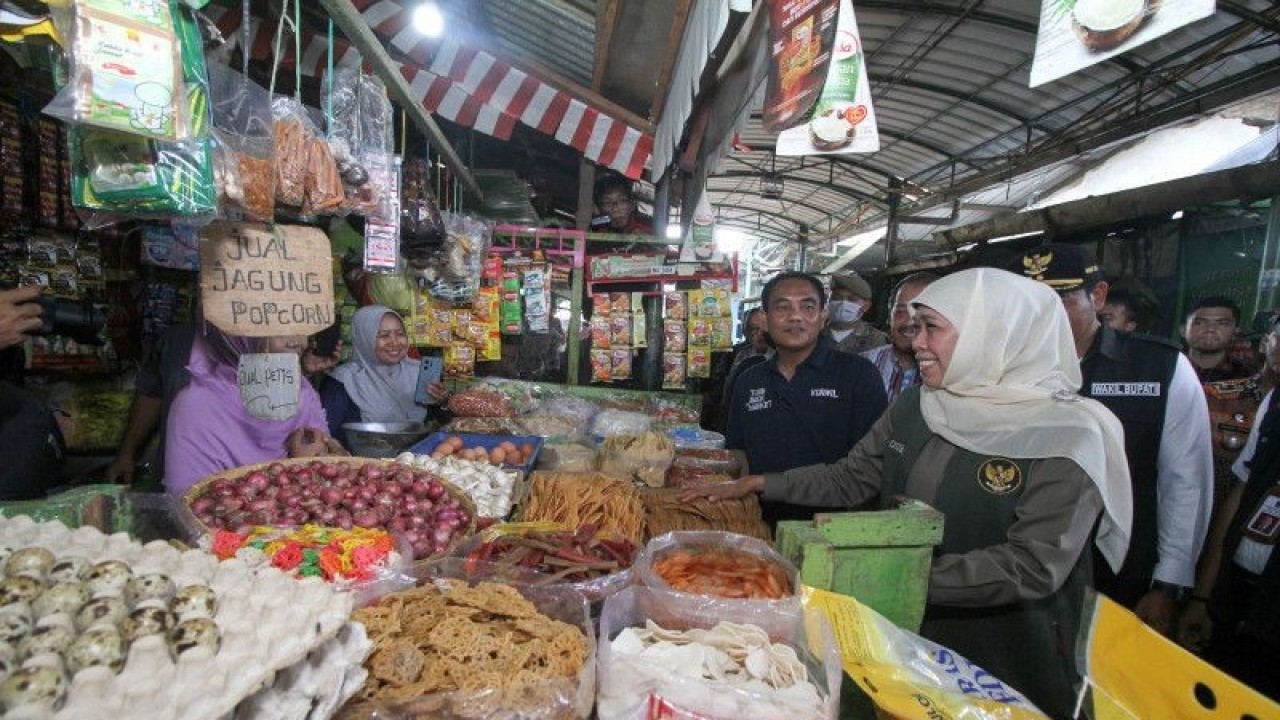 Ilustrasi: Gubernur Jawa Timur Khofifah Indar Parawansa (kedua kanan) berbincang dengan pedagang saat meninjau pelaksanaan operasi pasar murah di Pasar Pucang Anom, Surabaya, Jawa Timur, Jumat (10/2/2023). . ANTARA FOTO/Umarul Faruq/aww