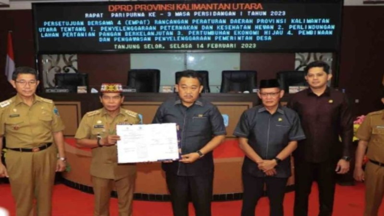 Gubernur Kalimantan Utara Zainal Arifin Paliwang bersama DPRD menyetujui empat Rancangan Peraturan Daerah (Raperda) menjadi Peraturan Daerah (Perda) dalam Rapat Paripurna ke-III Masa Persidangan I Tahun 2023 di Ruang Rapat Paripurna Kantor DPRD Kaltara, Selasa (14/2). ANTARA/HO-DKISP Provinsi Kaltara.