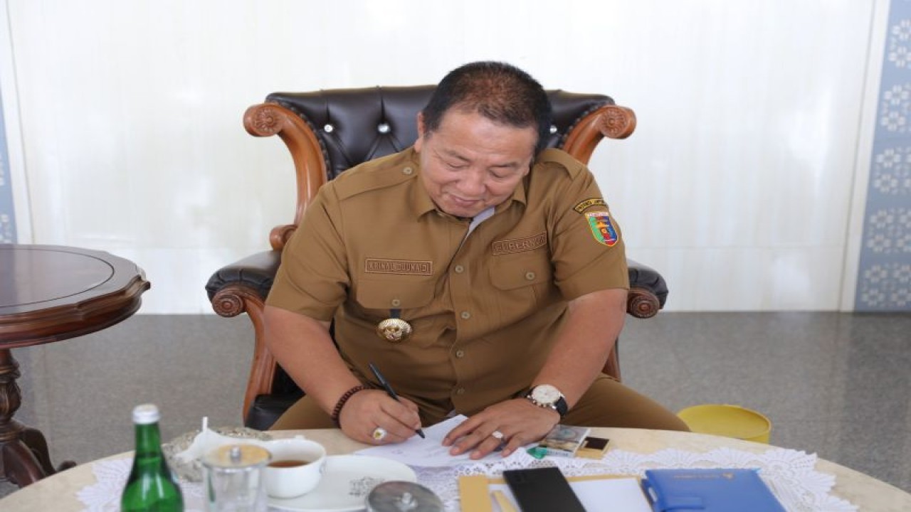 Gubernur Lampung Arinal Djunaidi saat melakukan pencocokan dan penelitian data (coklit) menjelang pelaksanaan Pemilu 2024. ANTARA/HO-Pemprov Lampung.
