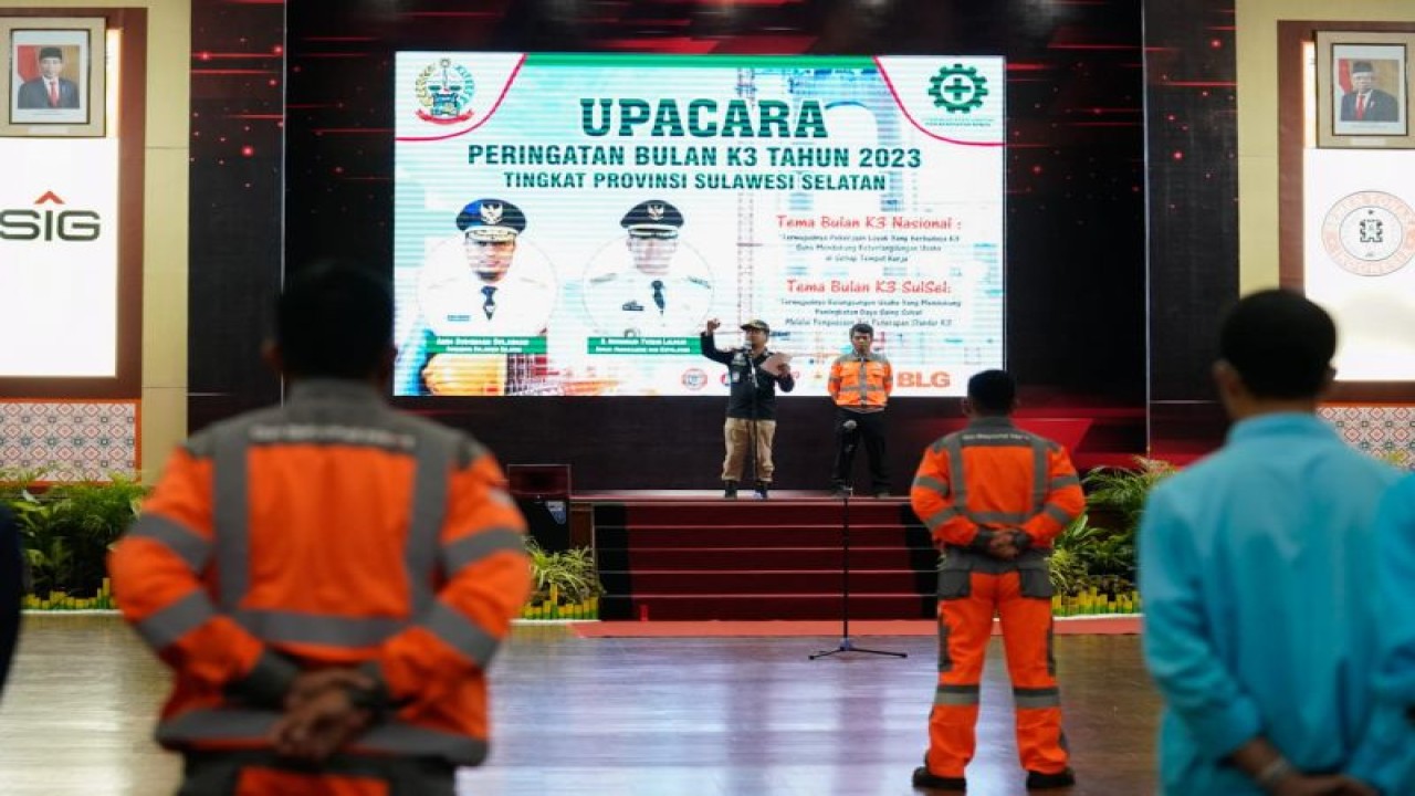 Gubernur Sulawesi Selatan Andi Sudirman Sulaiman memimpil Apel Peringatan Hari K3 Provinsi Sulsel di Makassar.ANTARA/HO-Humas Pemprov Sulsel