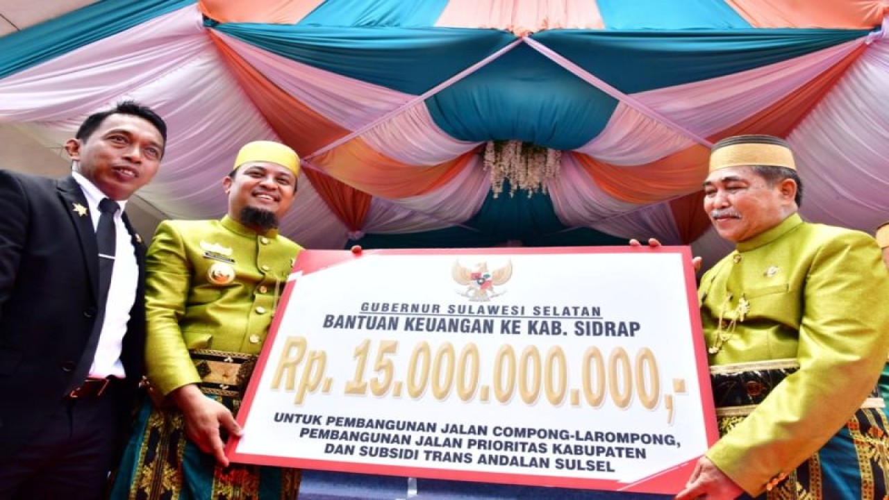 Gubernur Sulsel Andi Sudirman saat menyerahkan bantuan keuangan kepada Bupati Sidrap Dollah Mando pada peringatan HUT ke 679 Sidrap. ANTARA Foto/HO-Humas Pemprov Sulsel