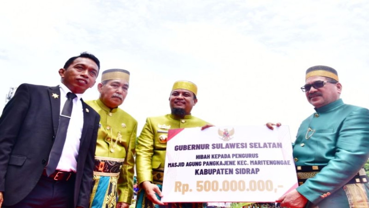 Gubernur Sulsel Andi Sudirman Sulaiman menyerahkan bantuan hibah masjid secara simbolis kepada pengurus masjid di Sidrap, Sabtu (18/2/2023). ANTARA/HO-Humas Pemprov Sulsel