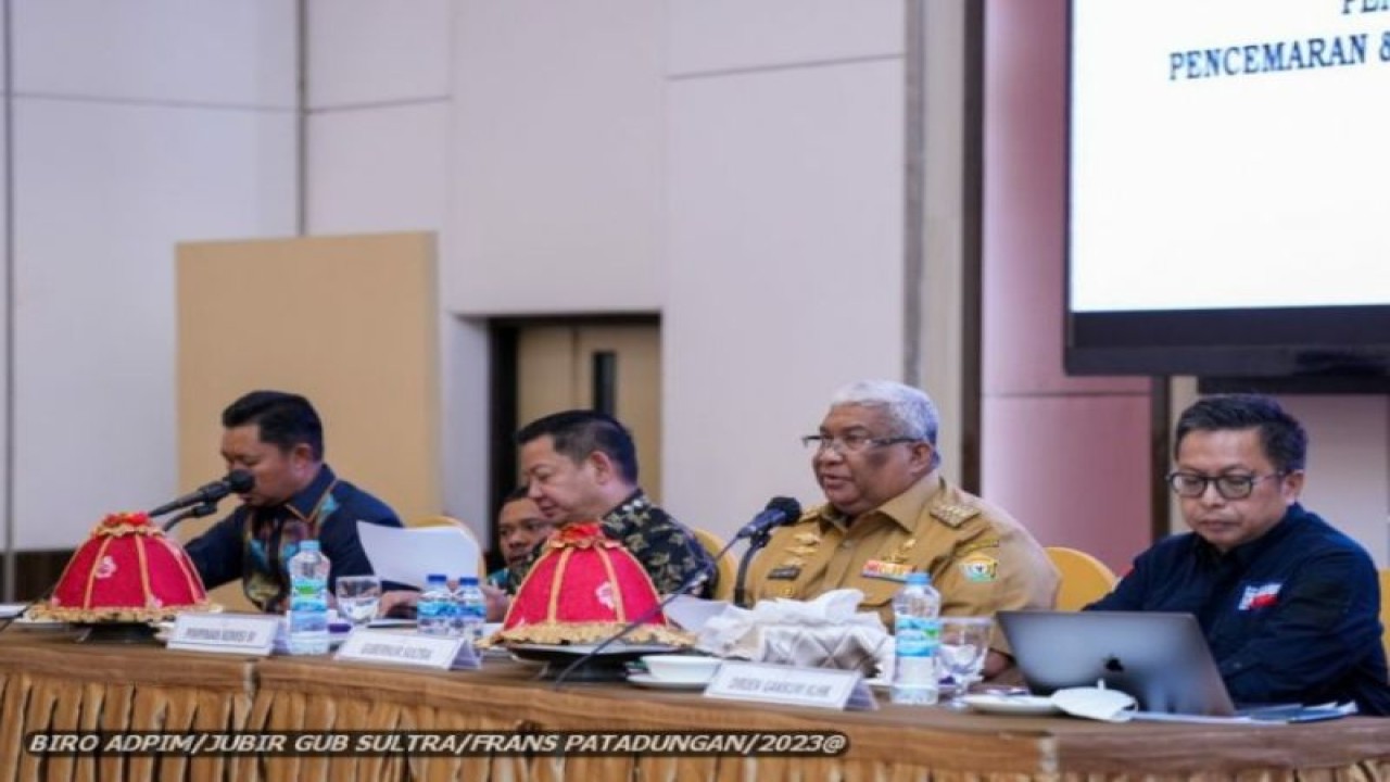 Gubernur Sultra Ali Mazi (kedua kanan) berharap Bulog serap beras petani secara optimal, Selasa (21/2/2023) (ANTARA/HO-Jubir Gubernur Sultra)