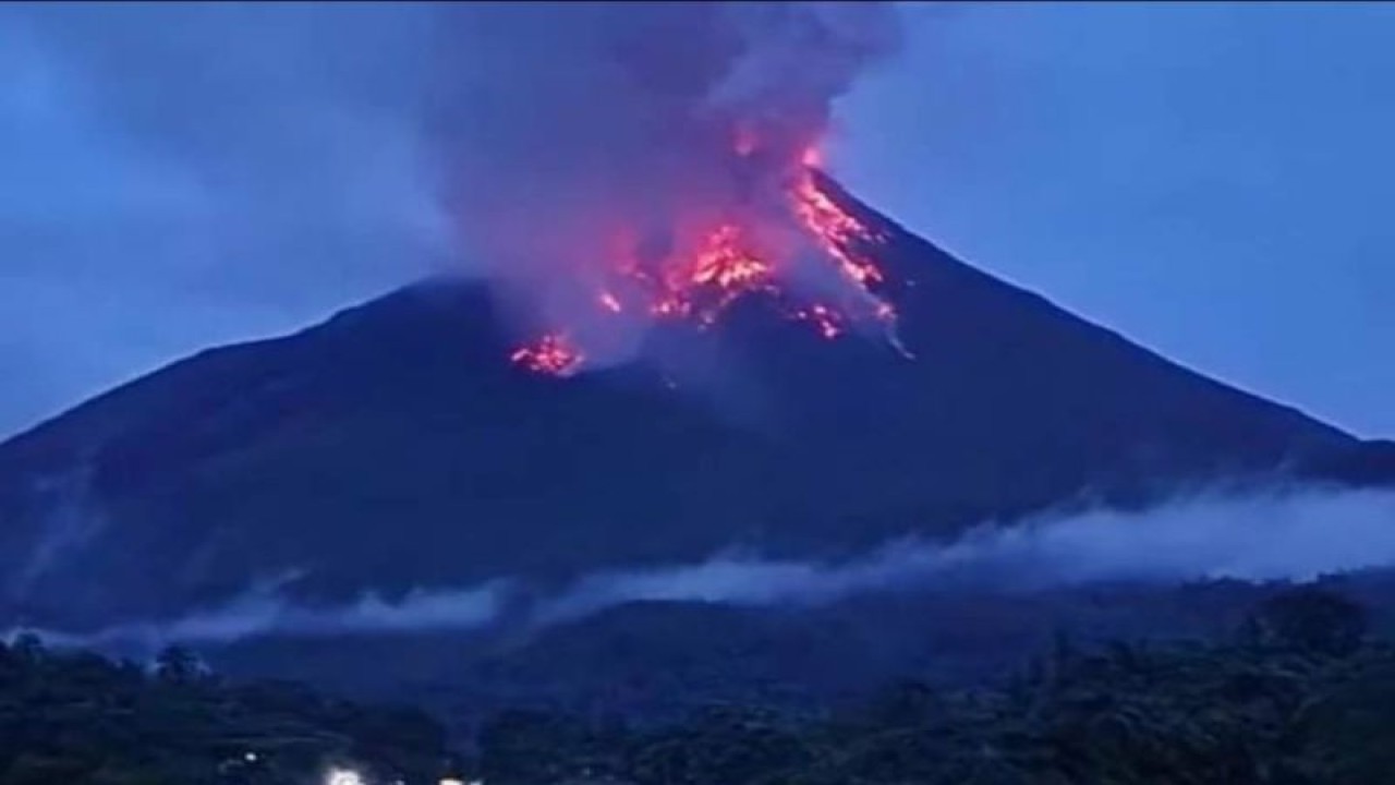 Ketua Pos Pengamatan Gunung Api Karangetang, Kabupaten Kepulauan Sitaro, Sulut, Yudia Prama Tatipang mengatakan luncuran lava pijar dari puncak kawah masih terlihat hingga saat ini. Foto diambil saat luncuran lava pada Rabu (8/2/2023) lalu. ANTARA/HO-PVMBG.(1)
