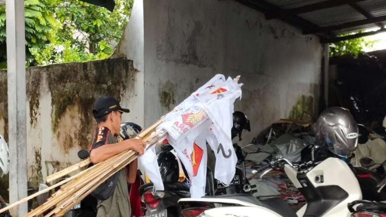 Satpol PP Gunungkidul membawa atribut partai politik yang melanggar aturan di Kabupaten Gunungkidul, Yogyakarta, Kamis (2/2/2023). (ANTARA/Dokumen Istimewa)