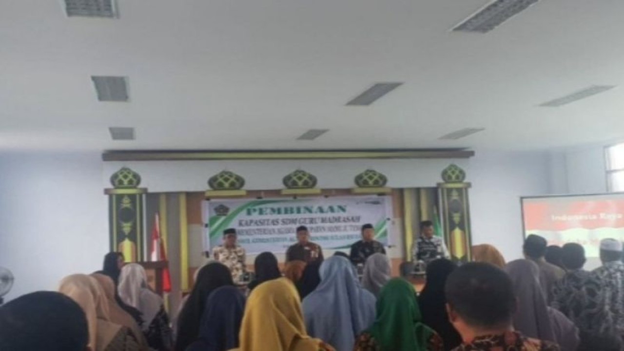 Guru madrasah swasta di Kabupaten Mamuju Tengah Provinsi Sulawesi Barat (Sulbar) mengikuti kegiatan pembinaan kapasitas untuk meningkatkan sumber daya manusia (SDM) di Mamuju, Senin (20/2/2023) ANTARA Foto/ M Faisal Hanapi