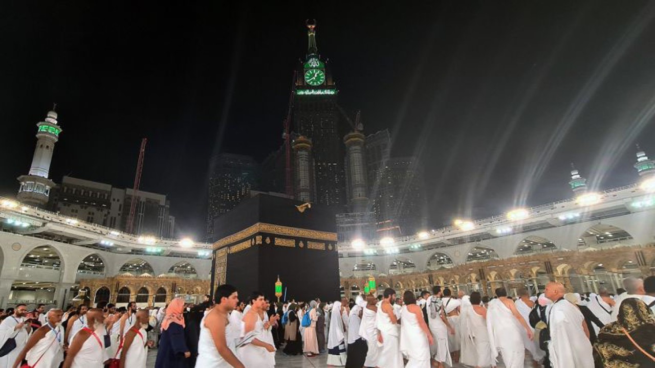 Ribuan muslim melakukan tawaf mengelilingi Ka'bah di Masjidil Haram, Mekkah, Arab Saudi, Kamis (1/12/2022). Dua kota suci Mekkah dan Madinah memasuki musim dingin dimana suhunya mencapai 22 derajat celcius. ANTARA FOTO/Muhammad Iqbal/aww.