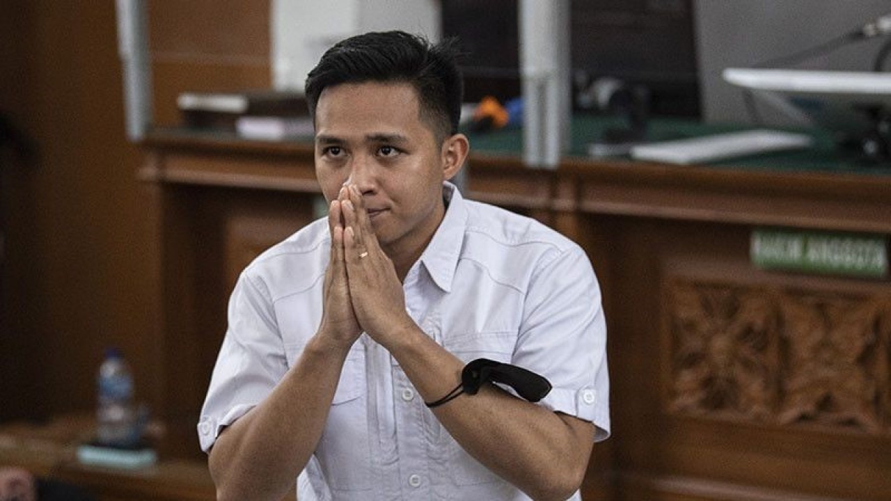 Terdakwa kasus pembunuhan berencana Brigadir Yosua Hutabarat, Richard Eliezer alias Bharada E memberikan salam saat tiba dalam sidang putusan di Pengadilan Negeri Jakarta Selatan, Jakarta, Rabu (15/2/2023). ANTARA FOTO/Sigid Kurniawan/hp/pri.
