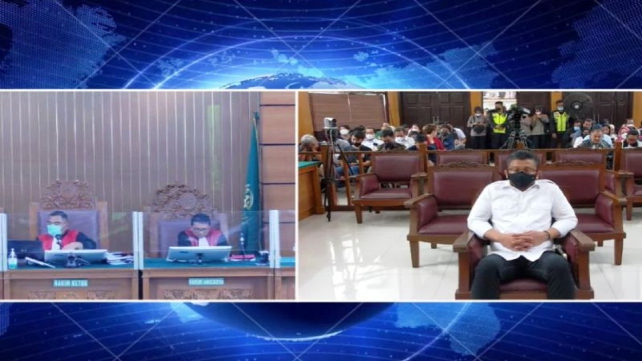 Tangkapan layar suasana Hakim Ketua Sidang Ferdy Sambo, Wahyu Iman Santoso, membacakan pertimbangan majelis hakim dalam persidangan di Pengadilan Negeri Jakarta Selatan, Jakarta, Senin (13/2/2023). ANTARA/Putu Indah Savitri