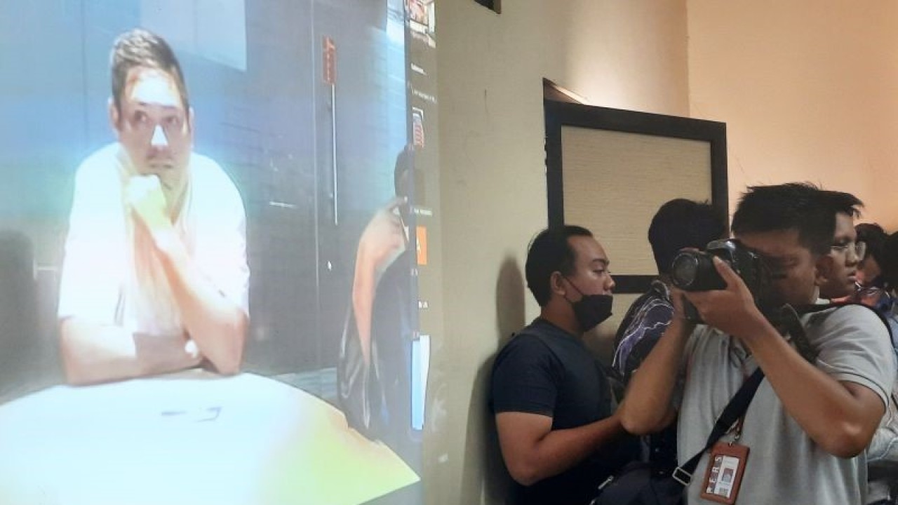 Mardani H Maming saat mengikuti sidang di Pengadilan Tipikor Banjarmasin secara virtual dari gedung KPK, Jumat (10/2/2023). (ANTARA/Firman)