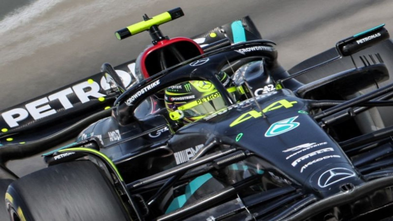 Pebalap tim Mercedes Lewis Hamilton menjalani hari kedua tes pramusim Formula 1 di Sirkuit Internasional Bahrain, Sakhir. (24/2/2023) (AFP/GIUSEPPE CACACE)