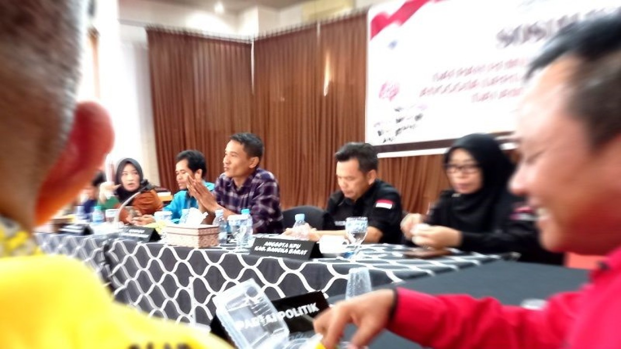 KPU Kabupaten Bangka Barat menyosialisasikan penambahan dapil dan alokasi kursi Pemilu 2024 kepada pengurus partai politik, Fokopimda, organisasi kemasyarakat dan media massa. (ANTARA/ Donatus Dasapurna)