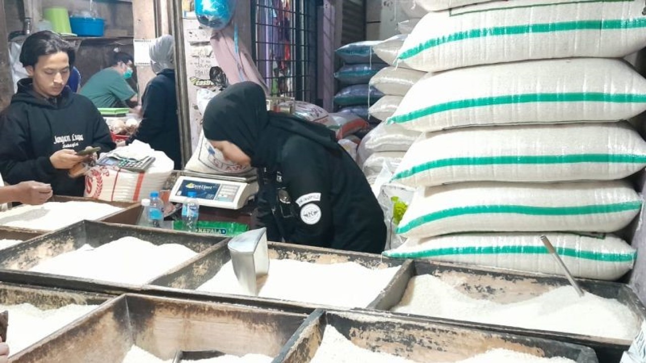 Harga beras di dua pasar tradisional Kota Bandung, Jawa Barat, yakni Pasar Leuwipanjang dan Pasar Anyar, pada Rabu (8/2/), mengalami kenaikan dibandingkan beberapa hari sebelumnya. (ANTARA/Al Kindi Nur Fuadi)