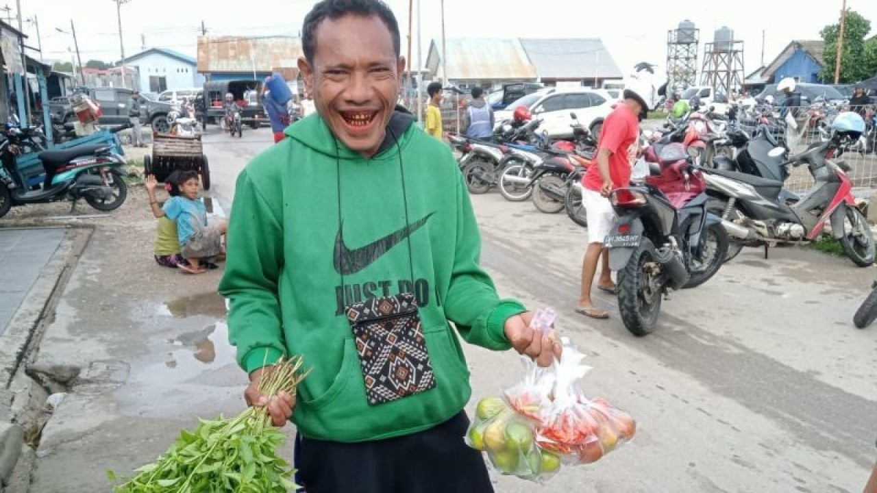 Seorang pedagang cabai di Kota Kupang Provinsi Nusa Tenggara Timur terpaksa menjual cabai dalam bungkusan kecil yang dijual dengan harga Rp10.000 untuk menarik pembeli sejak harga cabai naik hingga menembus Rp15.000/kg. (ANTARA/Benny Jahang)