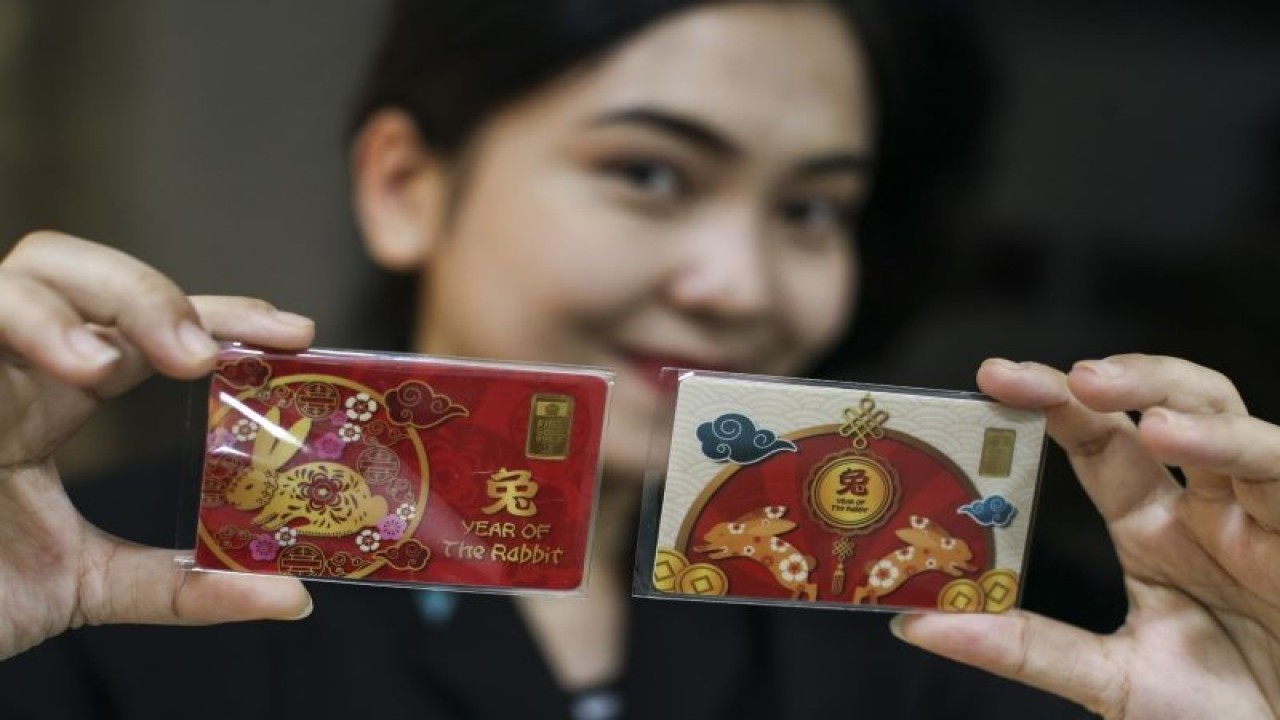 Petugas menunjukkan emas edisi imlek berupa gambar Kelinci di Butik Emas Antam, Setia Budi, Jakarta, Selasa (12/1/2023). Emas batangan edisi Imlek 2023 ini memiliki berat 8 gram dengan 99,99 persen emas murni dan dijual dengan harga Rp8,9 juta. ANTARA FOTO/Rivan Awal Lingga/hp.