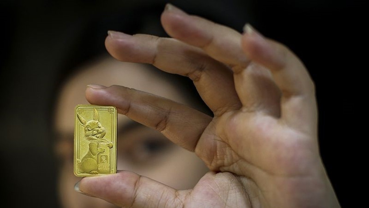 Dokumentasi - Petugas menunjukkan emas edisi imlek berupa gambar Kelinci di Butik Emas Antam, Setia Budi, Jakarta, Selasa (12/1/2023). ANTARA FOTO/Rivan Awal Lingga/hp/aa.