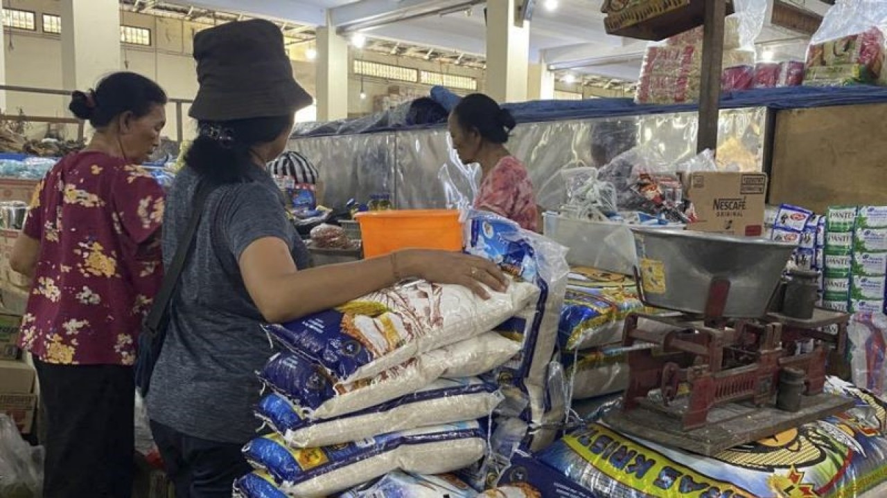 Pedangan beras Ni Wayan Binder melayani konsumen di kiosnya di Pasar Kusama, Kabupaten Klungkung, Bali, Selasa (21/2/2023). ANTARA/I Dewa Gde Adiningrat Wiraguna/wsj.