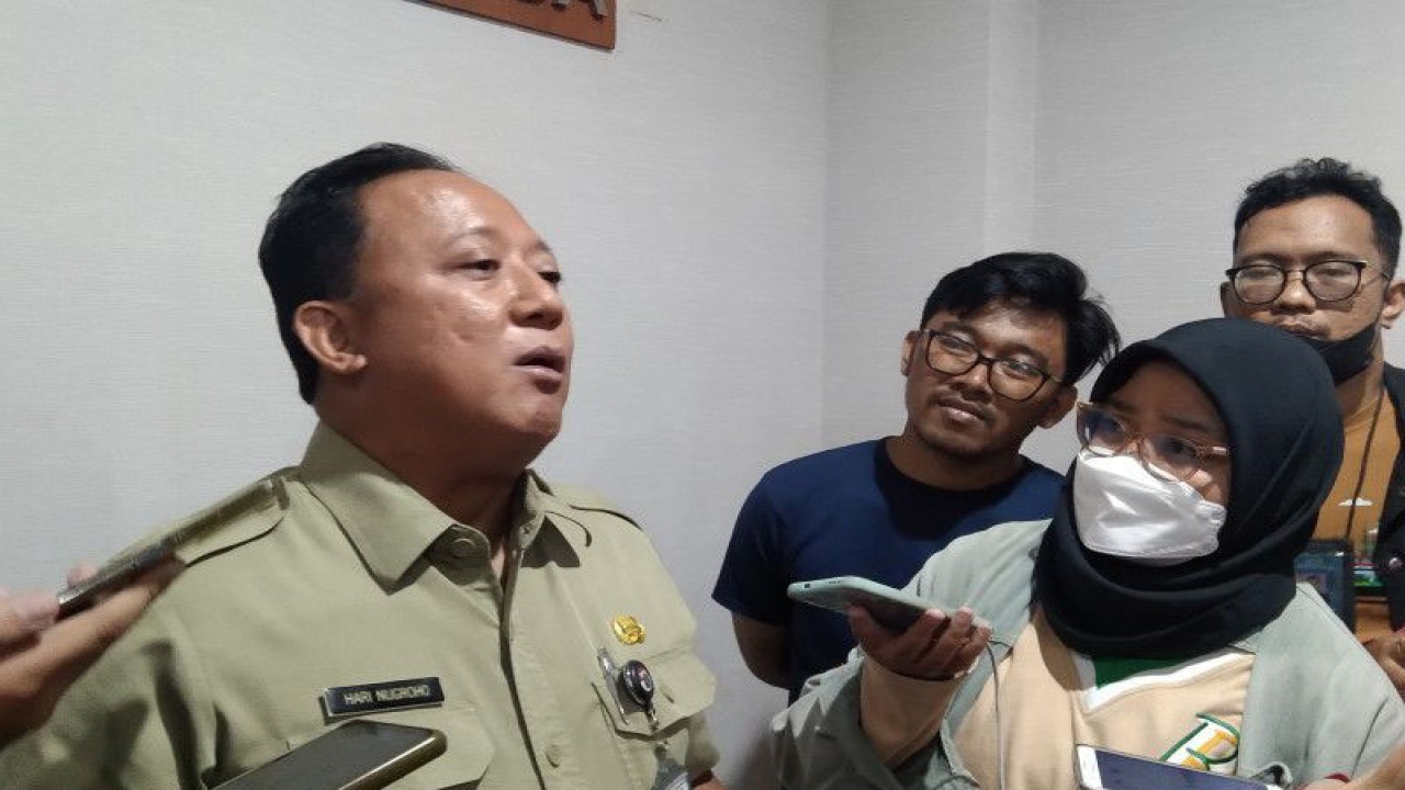 Kepala Dinas Bina Marga DKI Hari Nugroho diwawancarai awak media terkait Skywalk Kebayoran Lama di Gedung DPRD DKI Jakarta, Selasa (7/2/2023). ANTARA/Dewa Ketut Sudiarta Wiguna