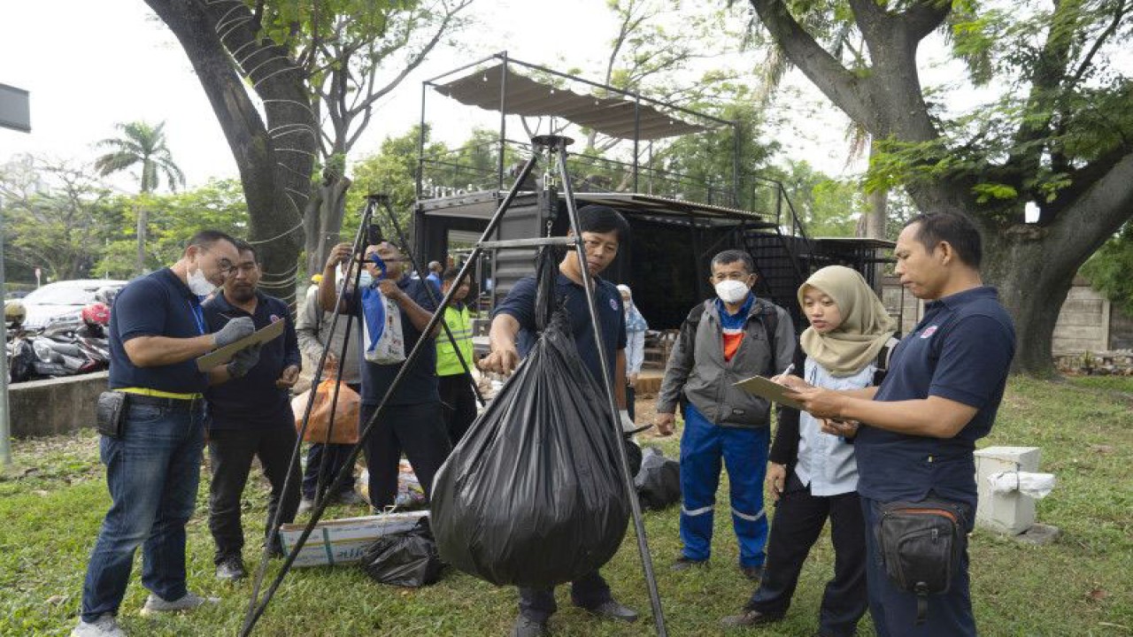 Lokasi program Sedekah Sampah Indocement di Harmony Corner, Citeureup, Kabupaten Bogor, Jawa Barat. (ANTARA/HO-Indocement)