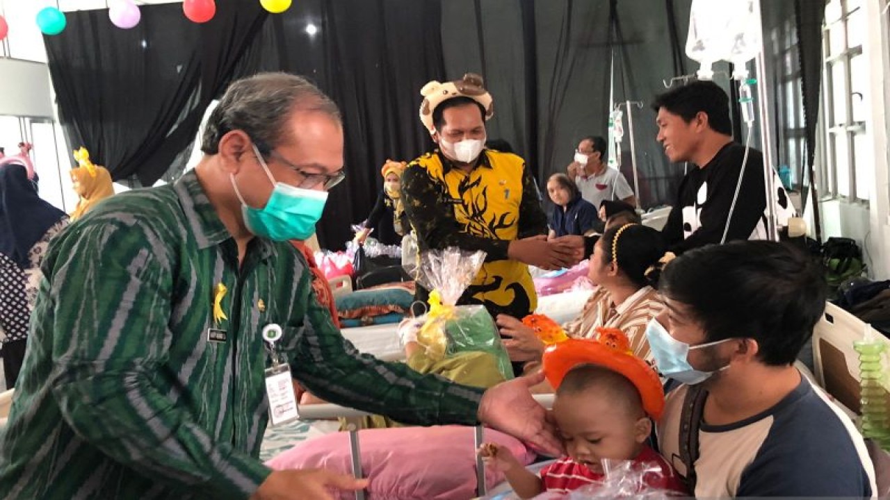 Plt Diru RSUD Soedarso, Harry Agung memberikan bingkisan kepada anak pendrita kanker yang di rawat di RSUD Soedarso, pada kegiatan Peringatan Hari Kanker Anak Sedunia, di Pontianak, Kamis. (Sucia Lucinda)