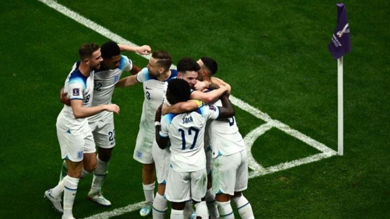 Striker Inggris Harry Kane merayakan golnya bersama rekan-rekan satu tim dalam pertandingan keempat babak 16 besar antara Inggris dan Senegal di Stadion Al-Bayt di Al Khor, Doha, Qatar. pada 4 Desember 2022. ANTARA/AFP/JEWEL SAMAD/pri. (ANTARA/AFP/JEWEL SAMAD)