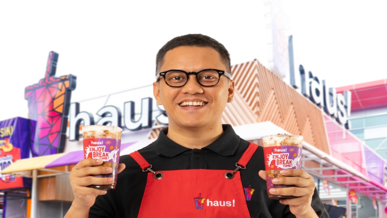 Pengusaha dan kreator konten Arief Muhammad ditunjuk sebagai "Chief Tamvan Officer" Haus! dan memperkenalkan Choco Cheese Crunchy made with KITKAT. (ANTARA/HO-Haus!)