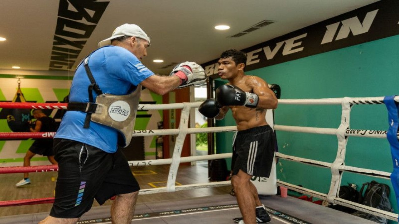 Petinju Indonesia Hebi Marapu (kanan) berlatih bersama pelatih asal Kanada David John Treharne di XBC Boxing Camp, Tangerang, Banten, Jumat (3/2/2023). (ANTARA/HO-XBC Sportech)