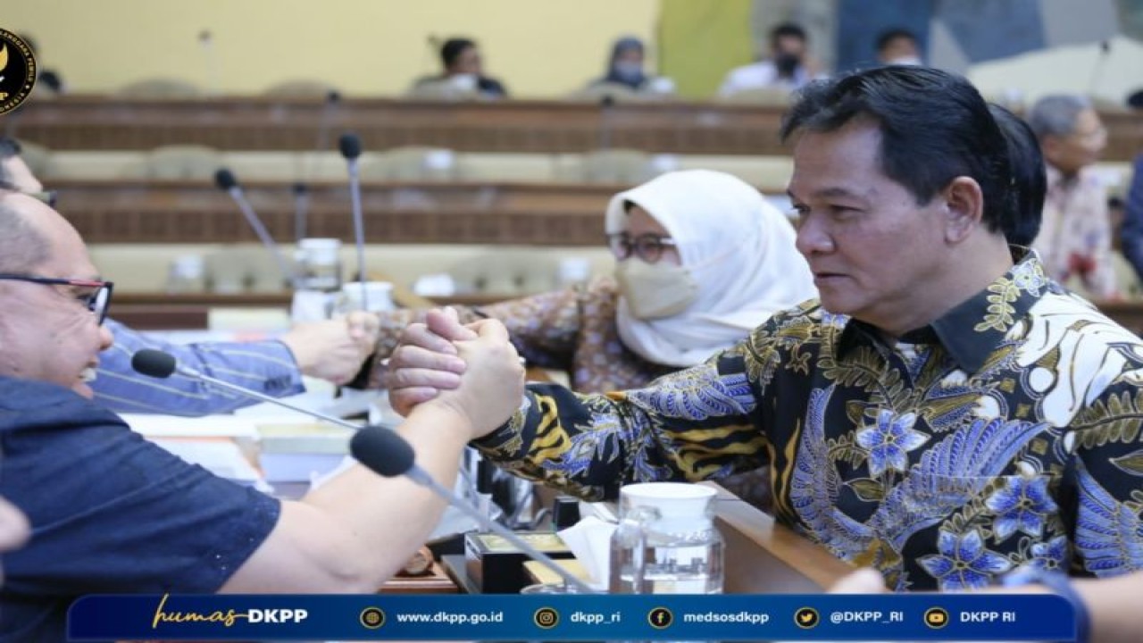 Ketua Dewan Kehormatan Penyelenggara Pemilu (DKPP) Heddy Lugito (kanan) menghadiri rapat dengar pendapat (RDP) dengan Komisi II DPR RI di Gedung Nusantara, Jakarta, Senin (6-2-2023). ANTARA/HO-DKPP