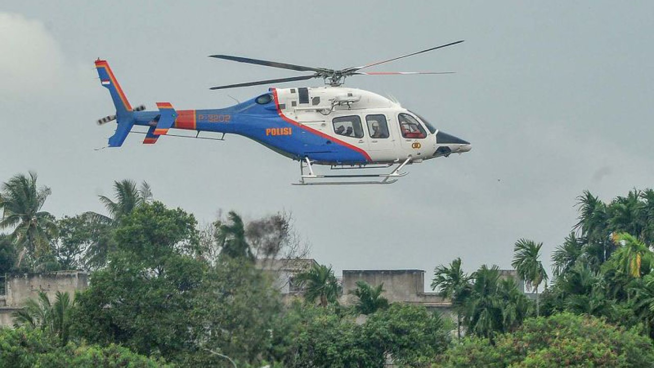 Helikopter Bell 429 milik Korpolairud Baharkam Polri yang membawa Tim SAR gabungan TNI, Polri, dan Basarnas terbang menuju Kabupaten Kerinci dari Bandara Sultan Thaha lama, Jambi, Senin (20/2/2023). Selain menggunakan jalur darat, upaya evakuasi kecelakaan helikopter yang ditumpangi Kapolda Jambi di Bukit Tamiai, Muara Emat, Kabupaten Kerinci pada hari kedua pascakecelakaan juga diusahakan menggunakan jalur udara. ANTARA FOTO/Wahdi Septiawan/aww.