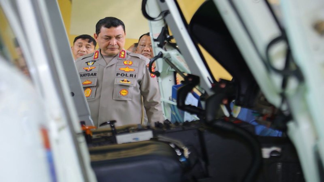 Kapolda Aceh Irjen Pol Ahmad Haydar mengecek helikopter di hanggar Mapolda Aceh, Banda Aceh, Senin (27/2/2023). ANTARA/HO/Bidhumas Polda Aceh