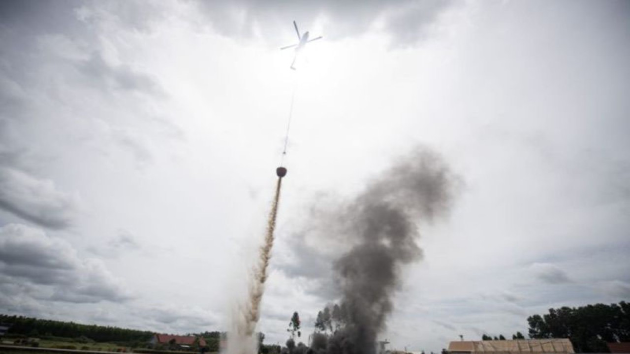 Helikopker Super Puma milik APP Sinar Mas melakukan simulasi pemadaman kebakaran hutan dan lahan melalui udara (Water Boombing) di Kabupaten Ogan Komering Ilir (OKI), Sumatera Selatan, Senin (6/2/2023). Simulasi ini digelar sebagai bentuk kesiapan APP Sinar Mas untuk menghadapi ancaman kebakaran hutan dan lahan pada musim kemarau tahun 2023. ANTARA FOTO/Nova Wahyudi (ANTARA FOTO/ Nova Wahyudi)